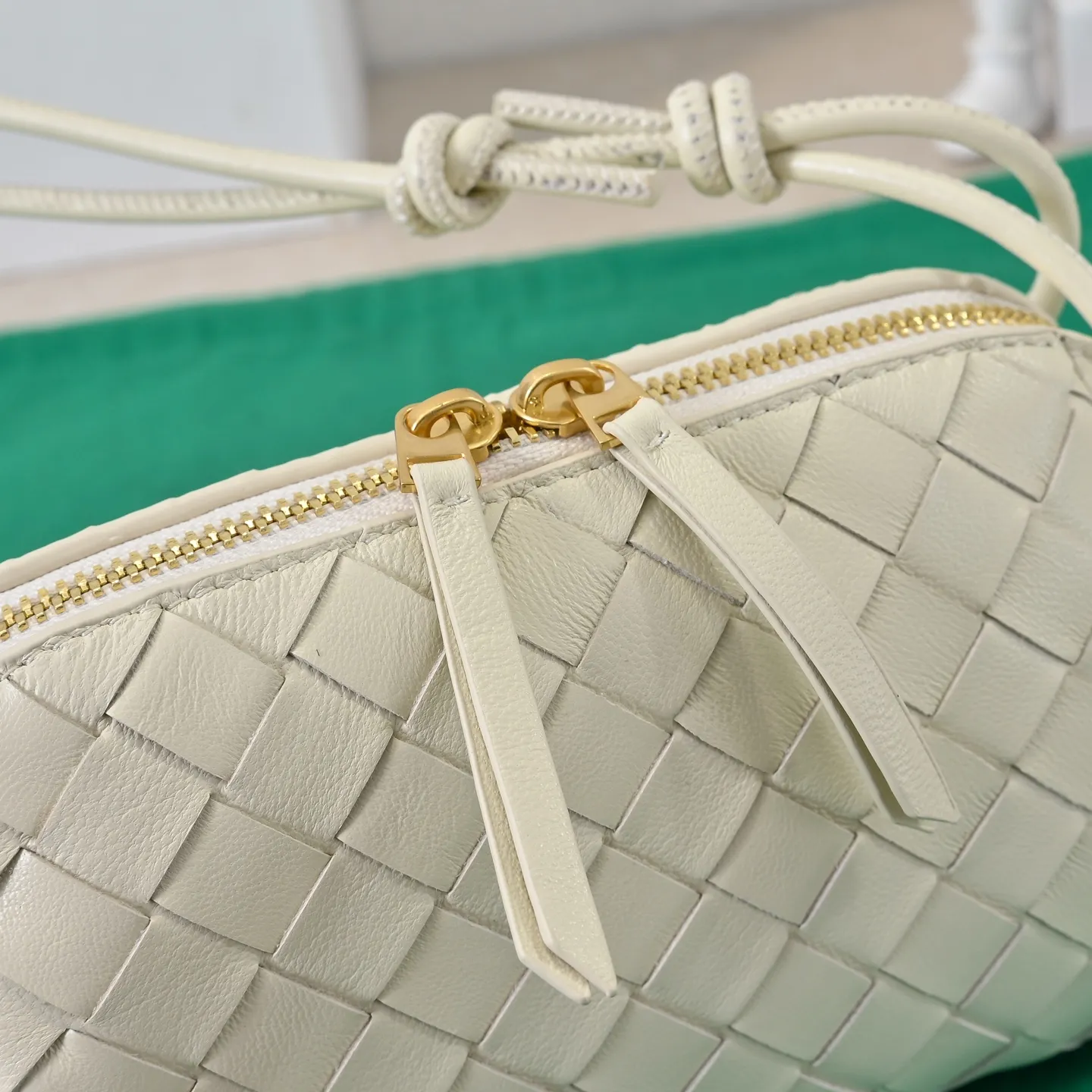 Batch 1260 #Bv The new Concert pouch is the most beautiful and practical mini bag I have ever seen 🎈 The bag body adopts the classic lntrecciato weaving process✅ It is equipped with a leather double-headed zipper, the opening is wide, easy to take and put, the shoulder strap knot can be slid to adjust the length freely, that is, 🉑️crossbody/underarm, and can be used as a clutch bag. Small body, large capacity, so practical! The key is that it is extremely versatile! Come and buy this small, exquisite, beautiful and versatile bag 👍 Model: 4258 Size: 18.5*11.5*8.5